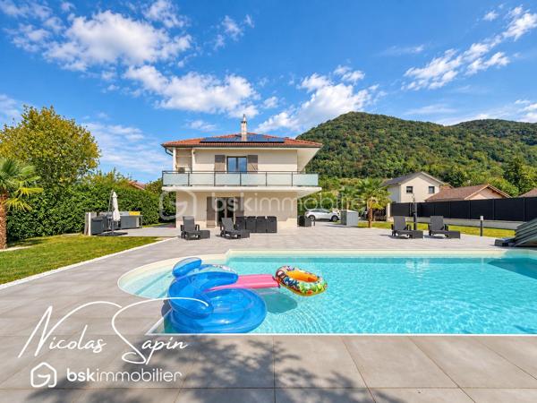 Chirens, En Exclusivité avec Nicolas SAPIN(ei)
Venez poser vos valises dans cette magnifique maison fruit d'une rénovation complète de plus de 186m2 sur un terrain de plus de 1000m2 avec piscine!
Vous saurez apprécier sa belle pièce de vie ouverte avec une cuisine équipée. 
Egalement de plain-pied, une suite parentale, une buanderie et toilette séparée.
A l'étage, une spacieuse pièce de vie avec une cuisine entièrement équipée, une salle de bain, deux chambres et toilette séparé.
Pour votre confort: climatisation réversible sur les deux niveaux, poêle à bois, double vitrage, cuisine d'été, abri piscine motorisé, terrain de pétanque, cour goudronnée. 
Un garage isolé avec porte automatique complète ce bien. 
Vous disposerez également d'une installation de 22 panneaux photovoltaïques développant 21 KWc! 
La rénovation de qualité et les multiples possibilités d'aménagement sont de réels atouts. 
A visiter sans tarder !