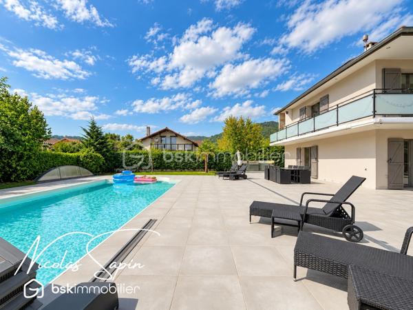 Chirens, En Exclusivité avec Nicolas SAPIN(ei)
Venez poser vos valises dans cette magnifique maison fruit d'une rénovation complète de plus de 186m2 sur un terrain de plus de 1000m2 avec piscine!
Vous saurez apprécier sa belle pièce de vie ouverte avec une cuisine équipée. 
Egalement de plain-pied, une suite parentale, une buanderie et toilette séparée.
A l'étage, une spacieuse pièce de vie avec une cuisine entièrement équipée, une salle de bain, deux chambres et toilette séparé.
Pour votre confort: climatisation réversible sur les deux niveaux, poêle à bois, double vitrage, cuisine d'été, abri piscine motorisé, terrain de pétanque, cour goudronnée. 
Un garage isolé avec porte automatique complète ce bien. 
Vous disposerez également d'une installation de 22 panneaux photovoltaïques développant 21 KWc! 
La rénovation de qualité et les multiples possibilités d'aménagement sont de réels atouts. 
A visiter sans tarder !