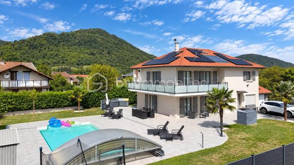 Chirens, En Exclusivité avec Nicolas SAPIN(ei)
Venez poser vos valises dans cette magnifique maison fruit d'une rénovation complète de plus de 186m2 sur un terrain de plus de 1000m2 avec piscine!
Vous saurez apprécier sa belle pièce de vie ouverte avec une cuisine équipée. 
Egalement de plain-pied, une suite parentale, une buanderie et toilette séparée.
A l'étage, une spacieuse pièce de vie avec une cuisine entièrement équipée, une salle de bain, deux chambres et toilette séparé.
Pour votre confort: climatisation réversible sur les deux niveaux, poêle à bois, double vitrage, cuisine d'été, abri piscine motorisé, terrain de pétanque, cour goudronnée. 
Un garage isolé avec porte automatique complète ce bien. 
Vous disposerez également d'une installation de 22 panneaux photovoltaïques développant 21 KWc! 
La rénovation de qualité et les multiples possibilités d'aménagement sont de réels atouts. 
A visiter sans tarder !