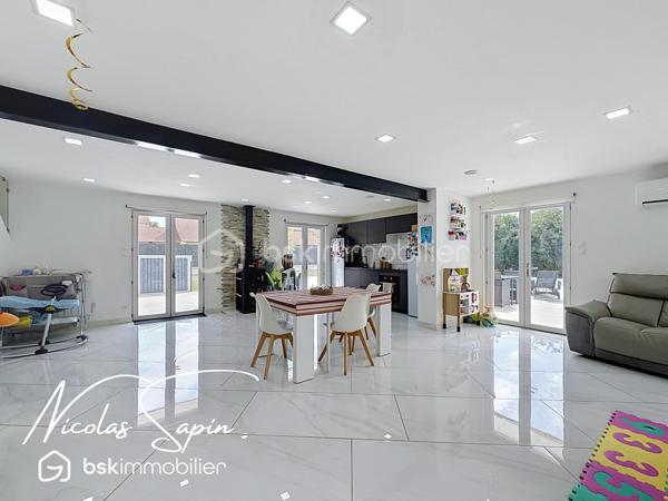 Chirens, En Exclusivité avec Nicolas SAPIN(ei)
Venez poser vos valises dans cette magnifique maison fruit d'une rénovation complète de plus de 186m2 sur un terrain de plus de 1000m2 avec piscine!
Vous saurez apprécier sa belle pièce de vie ouverte avec une cuisine équipée. 
Egalement de plain-pied, une suite parentale, une buanderie et toilette séparée.
A l'étage, une spacieuse pièce de vie avec une cuisine entièrement équipée, une salle de bain, deux chambres et toilette séparé.
Pour votre confort: climatisation réversible sur les deux niveaux, poêle à bois, double vitrage, cuisine d'été, abri piscine motorisé, terrain de pétanque, cour goudronnée. 
Un garage isolé avec porte automatique complète ce bien. 
Vous disposerez également d'une installation de 22 panneaux photovoltaïques développant 21 KWc! 
La rénovation de qualité et les multiples possibilités d'aménagement sont de réels atouts. 
A visiter sans tarder !