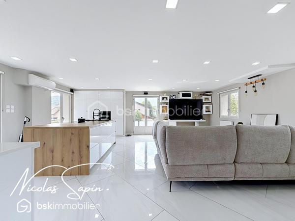 Chirens, En Exclusivité avec Nicolas SAPIN(ei)
Venez poser vos valises dans cette magnifique maison fruit d'une rénovation complète de plus de 186m2 sur un terrain de plus de 1000m2 avec piscine!
Vous saurez apprécier sa belle pièce de vie ouverte avec une cuisine équipée. 
Egalement de plain-pied, une suite parentale, une buanderie et toilette séparée.
A l'étage, une spacieuse pièce de vie avec une cuisine entièrement équipée, une salle de bain, deux chambres et toilette séparé.
Pour votre confort: climatisation réversible sur les deux niveaux, poêle à bois, double vitrage, cuisine d'été, abri piscine motorisé, terrain de pétanque, cour goudronnée. 
Un garage isolé avec porte automatique complète ce bien. 
Vous disposerez également d'une installation de 22 panneaux photovoltaïques développant 21 KWc! 
La rénovation de qualité et les multiples possibilités d'aménagement sont de réels atouts. 
A visiter sans tarder !