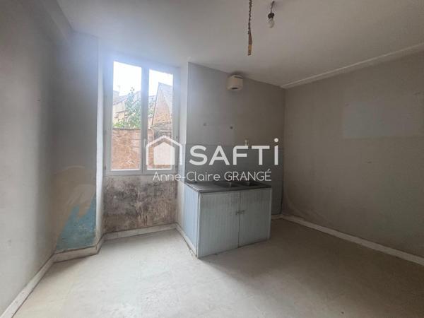 Rare sur le secteur, maison avec vitrine sur rue passante