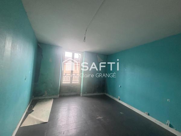 Rare sur le secteur, maison avec vitrine sur rue passante