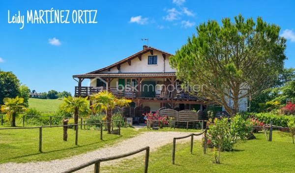 À seulement quelques minutes de la station thermale de Barbotan-les-Thermes, découvrez cet ensemble immobilier de type chalet d'environ 300 m², implanté sur un agréable terrain arboré de 2 500 m², offrant une excellente opportunité d'investissement.

La propriété comprend :

- 5 appartements T3 d'environ 50 m² chacun, disposant tous d'une terrasse privative ;
- 1 studio ;
- Un vaste local anciennement à usage commercial, pouvant être aménagé en deux appartements supplémentaires (sous réserve des autorisations nécessaires), permettant ainsi d'optimiser encore le potentiel locatif.

Un investissement rentable

Les cinq appartements sont actuellement loués meublés avec des baux renouvelables, générant 2 450 € de loyers mensuels, soit 29 400 € de revenus locatifs annuels.

Grâce à sa proximité immédiate de la station thermale de Barbotan-les-Thermes, l'ensemble se prête également parfaitement à la location saisonnière destinée aux curistes, avec des loyers observés compris entre 550 € et 800 € pour une cure de trois semaines, offrant une belle perspective d'optimisation des revenus.

Les atouts

- Ensemble immobilier de 300 m².
- Terrain arboré et entretenu d'environ 2 300 m².
- Terrasse privative pour chaque T3.
- Revenus locatifs immédiats.
- Potentiel de création de deux logements supplémentaires.
- Secteur calme et recherché, à proximité des thermes.

Informations complémentaires

- Prix de vente : 179 990 €.
- Construction de 1985.
- Bien vendu meublé.
- Menuiseries bois simple vitrage.
- Des travaux de rafraîchissement et d'amélioration énergétique sont à prévoir.

Que vous soyez investisseur ou à la recherche d'un projet de reconversion dans l'hébergement touristique, cette propriété représente une opportunité rare de développer un patrimoine immobilier avec un fort potentiel d'évolution.

À visiter sans tarder !
Leidy MARTINEZ ORTIZ ? 0784420905 l.martinezortiz@bskimmobilier.com