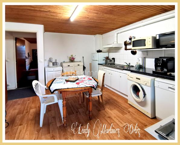 À seulement quelques minutes de la station thermale de Barbotan-les-Thermes, découvrez cet ensemble immobilier de type chalet d'environ 300 m², implanté sur un agréable terrain arboré de 2 500 m², offrant une excellente opportunité d'investissement.

La propriété comprend :

- 5 appartements T3 d'environ 50 m² chacun, disposant tous d'une terrasse privative ;
- 1 studio ;
- Un vaste local anciennement à usage commercial, pouvant être aménagé en deux appartements supplémentaires (sous réserve des autorisations nécessaires), permettant ainsi d'optimiser encore le potentiel locatif.

Un investissement rentable

Les cinq appartements sont actuellement loués meublés avec des baux renouvelables, générant 2 450 € de loyers mensuels, soit 29 400 € de revenus locatifs annuels.

Grâce à sa proximité immédiate de la station thermale de Barbotan-les-Thermes, l'ensemble se prête également parfaitement à la location saisonnière destinée aux curistes, avec des loyers observés compris entre 550 € et 800 € pour une cure de trois semaines, offrant une belle perspective d'optimisation des revenus.

Les atouts

- Ensemble immobilier de 300 m².
- Terrain arboré et entretenu d'environ 2 300 m².
- Terrasse privative pour chaque T3.
- Revenus locatifs immédiats.
- Potentiel de création de deux logements supplémentaires.
- Secteur calme et recherché, à proximité des thermes.

Informations complémentaires

- Prix de vente : 179 990 €.
- Construction de 1985.
- Bien vendu meublé.
- Menuiseries bois simple vitrage.
- Des travaux de rafraîchissement et d'amélioration énergétique sont à prévoir.

Que vous soyez investisseur ou à la recherche d'un projet de reconversion dans l'hébergement touristique, cette propriété représente une opportunité rare de développer un patrimoine immobilier avec un fort potentiel d'évolution.

À visiter sans tarder !
Leidy MARTINEZ ORTIZ ? 0784420905 l.martinezortiz@bskimmobilier.com