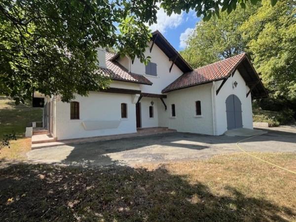 PLAISANCE du Gers(32) : ELEGANTE MAISON D'ARCHITECTE 185m2, sans travaux, 6.900m2 de terrain arboré, grande piece de vie, 4  chambres, cheminée, une valeur süre....