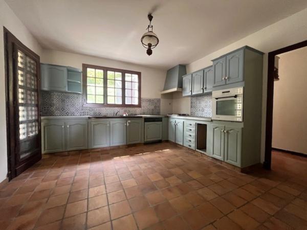 PLAISANCE du Gers(32) : ELEGANTE MAISON D'ARCHITECTE 185m2, sans travaux, 6.900m2 de terrain arboré, grande piece de vie, 4  chambres, cheminée, une valeur süre....