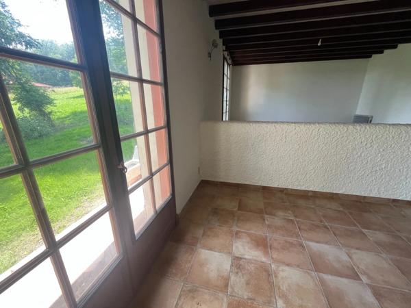 PLAISANCE du Gers(32) : ELEGANTE MAISON D'ARCHITECTE 185m2, sans travaux, 6.900m2 de terrain arboré, grande piece de vie, 4  chambres, cheminée, une valeur süre....
