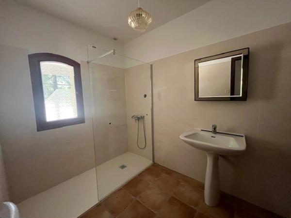 PLAISANCE du Gers(32) : ELEGANTE MAISON D'ARCHITECTE 185m2, sans travaux, 6.900m2 de terrain arboré, grande piece de vie, 4  chambres, cheminée, une valeur süre....