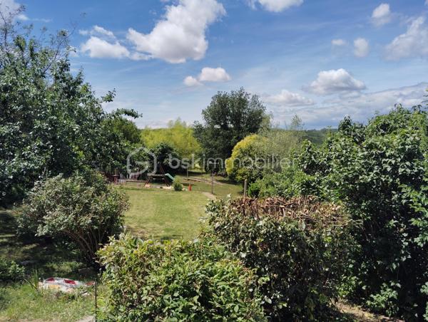 A SAISIR ! Au calme dans un environnement exceptionnel, maison de 105 m2 habitables en rez de chaussée composée d'une entrée, d'une cuisine de 16 m2, d'un séjour de 27 m2 avec cheminée/insert et d'un coin nuit avec 3 chambres donnant sur le magnifique jardin, un dressing, une salle de bain et des WC séparés.
La propriété possède 2 garages de 36 et 57 m2 (dont un peut être transformé en appartement) et un demi sous-sol de 56 m2.
Terrain clos et arboré sans vis à vis de 3 131 m2 dont une partie est constructible (C.U. disponible).
Présence d'un puits.
Ce bien très bien isolé ne nécessite pas de travaux.
Double vitrage, volets roulants électriques et moustiquaires enroulables.
Chauffage par pompe à chaleur air/eau et insert.
Assainissement conforme par tout à l'égout.
Toiture en bon état.
