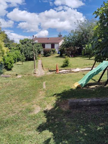 A SAISIR ! Au calme dans un environnement exceptionnel, maison de 105 m2 habitables en rez de chaussée composée d'une entrée, d'une cuisine de 16 m2, d'un séjour de 27 m2 avec cheminée/insert et d'un coin nuit avec 3 chambres donnant sur le magnifique jardin, un dressing, une salle de bain et des WC séparés.
La propriété possède 2 garages de 36 et 57 m2 (dont un peut être transformé en appartement) et un demi sous-sol de 56 m2.
Terrain clos et arboré sans vis à vis de 3 131 m2 dont une partie est constructible (C.U. disponible).
Présence d'un puits.
Ce bien très bien isolé ne nécessite pas de travaux.
Double vitrage, volets roulants électriques et moustiquaires enroulables.
Chauffage par pompe à chaleur air/eau et insert.
Assainissement conforme par tout à l'égout.
Toiture en bon état.
