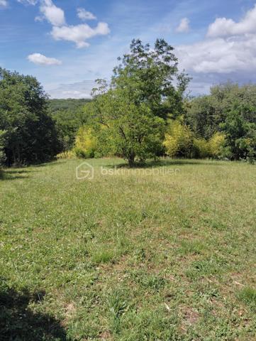 A SAISIR ! Au calme dans un environnement exceptionnel, maison de 105 m2 habitables en rez de chaussée composée d'une entrée, d'une cuisine de 16 m2, d'un séjour de 27 m2 avec cheminée/insert et d'un coin nuit avec 3 chambres donnant sur le magnifique jardin, un dressing, une salle de bain et des WC séparés.
La propriété possède 2 garages de 36 et 57 m2 (dont un peut être transformé en appartement) et un demi sous-sol de 56 m2.
Terrain clos et arboré sans vis à vis de 3 131 m2 dont une partie est constructible (C.U. disponible).
Présence d'un puits.
Ce bien très bien isolé ne nécessite pas de travaux.
Double vitrage, volets roulants électriques et moustiquaires enroulables.
Chauffage par pompe à chaleur air/eau et insert.
Assainissement conforme par tout à l'égout.
Toiture en bon état.