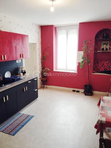 A SAISIR ! Au calme dans un environnement exceptionnel, maison de 105 m2 habitables en rez de chaussée composée d'une entrée, d'une cuisine de 16 m2, d'un séjour de 27 m2 avec cheminée/insert et d'un coin nuit avec 3 chambres donnant sur le magnifique jardin, un dressing, une salle de bain et des WC séparés.
La propriété possède 2 garages de 36 et 57 m2 (dont un peut être transformé en appartement) et un demi sous-sol de 56 m2.
Terrain clos et arboré sans vis à vis de 3 131 m2 dont une partie est constructible (C.U. disponible).
Présence d'un puits.
Ce bien très bien isolé ne nécessite pas de travaux.
Double vitrage, volets roulants électriques et moustiquaires enroulables.
Chauffage par pompe à chaleur air/eau et insert.
Assainissement conforme par tout à l'égout.
Toiture en bon état.