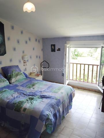 A SAISIR ! Au calme dans un environnement exceptionnel, maison de 105 m2 habitables en rez de chaussée composée d'une entrée, d'une cuisine de 16 m2, d'un séjour de 27 m2 avec cheminée/insert et d'un coin nuit avec 3 chambres donnant sur le magnifique jardin, un dressing, une salle de bain et des WC séparés.
La propriété possède 2 garages de 36 et 57 m2 (dont un peut être transformé en appartement) et un demi sous-sol de 56 m2.
Terrain clos et arboré sans vis à vis de 3 131 m2 dont une partie est constructible (C.U. disponible).
Présence d'un puits.
Ce bien très bien isolé ne nécessite pas de travaux.
Double vitrage, volets roulants électriques et moustiquaires enroulables.
Chauffage par pompe à chaleur air/eau et insert.
Assainissement conforme par tout à l'égout.
Toiture en bon état.