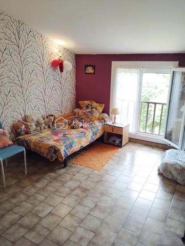 A SAISIR ! Au calme dans un environnement exceptionnel, maison de 105 m2 habitables en rez de chaussée composée d'une entrée, d'une cuisine de 16 m2, d'un séjour de 27 m2 avec cheminée/insert et d'un coin nuit avec 3 chambres donnant sur le magnifique jardin, un dressing, une salle de bain et des WC séparés.
La propriété possède 2 garages de 36 et 57 m2 (dont un peut être transformé en appartement) et un demi sous-sol de 56 m2.
Terrain clos et arboré sans vis à vis de 3 131 m2 dont une partie est constructible (C.U. disponible).
Présence d'un puits.
Ce bien très bien isolé ne nécessite pas de travaux.
Double vitrage, volets roulants électriques et moustiquaires enroulables.
Chauffage par pompe à chaleur air/eau et insert.
Assainissement conforme par tout à l'égout.
Toiture en bon état.