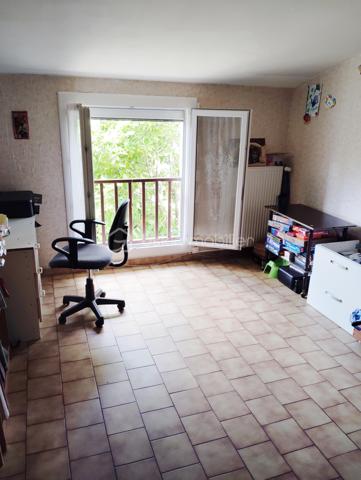 A SAISIR ! Au calme dans un environnement exceptionnel, maison de 105 m2 habitables en rez de chaussée composée d'une entrée, d'une cuisine de 16 m2, d'un séjour de 27 m2 avec cheminée/insert et d'un coin nuit avec 3 chambres donnant sur le magnifique jardin, un dressing, une salle de bain et des WC séparés.
La propriété possède 2 garages de 36 et 57 m2 (dont un peut être transformé en appartement) et un demi sous-sol de 56 m2.
Terrain clos et arboré sans vis à vis de 3 131 m2 dont une partie est constructible (C.U. disponible).
Présence d'un puits.
Ce bien très bien isolé ne nécessite pas de travaux.
Double vitrage, volets roulants électriques et moustiquaires enroulables.
Chauffage par pompe à chaleur air/eau et insert.
Assainissement conforme par tout à l'égout.
Toiture en bon état.