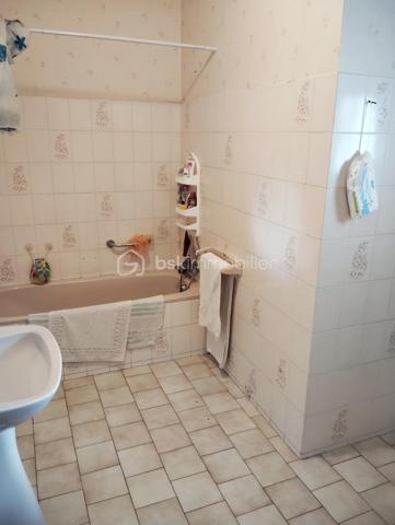 A SAISIR ! Au calme dans un environnement exceptionnel, maison de 105 m2 habitables en rez de chaussée composée d'une entrée, d'une cuisine de 16 m2, d'un séjour de 27 m2 avec cheminée/insert et d'un coin nuit avec 3 chambres donnant sur le magnifique jardin, un dressing, une salle de bain et des WC séparés.
La propriété possède 2 garages de 36 et 57 m2 (dont un peut être transformé en appartement) et un demi sous-sol de 56 m2.
Terrain clos et arboré sans vis à vis de 3 131 m2 dont une partie est constructible (C.U. disponible).
Présence d'un puits.
Ce bien très bien isolé ne nécessite pas de travaux.
Double vitrage, volets roulants électriques et moustiquaires enroulables.
Chauffage par pompe à chaleur air/eau et insert.
Assainissement conforme par tout à l'égout.
Toiture en bon état.