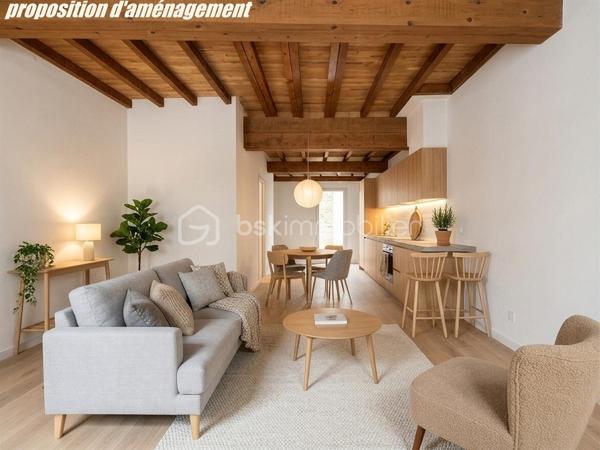 Située en plein centre historique de Rabastens, à deux pas des commodités, cette maison de ville d'envi 120 m² hab. n'attend que votre projet pour révéler tout son potentiel.

Répartie sur 3 niveaux d'environ 38 m² chacun, elle offre une multitude de possibilités d'aménagement. Que vous recherchiez une résidence principale avec espace professionnel, ou un investissement locatif, ce bien saura répondre à vos ambitions.

Dès l'entrée, le rez-de-chaussée accueille un ancien local destiné à une activité libérale ainsi qu'un espace d'accueil et un WC. Un véritable atout pour les professions indépendantes souhaitant travailler depuis leur domicile tout en conservant une séparation entre vie privée et vie professionnelle.
Au premier étage, vous découvrirez un espace de vie comprenant séjour, cuisine, salle de bains et WC. Depuis la cuisine, une  terrasse d'environ 5 m² permet de profiter d'un extérieur, particulièrement apprécié en centre-ville.
Le dernier niveau, aménagé sous les combles, accueille actuellement deux chambres (10m² ET 13m²) ainsi qu'un bureau de 7m², offrant un espace nuit confortable.

Des travaux sont à prévoir, mais c'est justement ce qui fait toute la richesse de ce bien. Sa configuration sur 3 plateaux distincts  ouvre la voie à de nombreux projets : création de plusieurs appartements, investissement locatif, résidence principale avec revenu complémentaire ou encore projet mixte habitation et activité professionnelle.

Dans un secteur où les biens à réinventer deviennent rares, cette maison représente une véritable opportunité pour les acquéreurs capables de se projeter. Son emplacement privilégié, son extérieur, son potentiel d'aménagement et ses multiples possibilités d'exploitation en font un bien particulièrement attractif.
