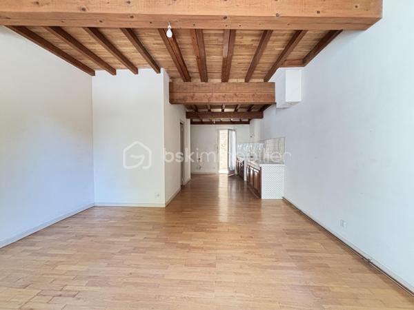 Située en plein centre historique de Rabastens, à deux pas des commodités, cette maison de ville d'envi 120 m² hab. n'attend que votre projet pour révéler tout son potentiel.

Répartie sur 3 niveaux d'environ 38 m² chacun, elle offre une multitude de possibilités d'aménagement. Que vous recherchiez une résidence principale avec espace professionnel, ou un investissement locatif, ce bien saura répondre à vos ambitions.

Dès l'entrée, le rez-de-chaussée accueille un ancien local destiné à une activité libérale ainsi qu'un espace d'accueil et un WC. Un véritable atout pour les professions indépendantes souhaitant travailler depuis leur domicile tout en conservant une séparation entre vie privée et vie professionnelle.
Au premier étage, vous découvrirez un espace de vie comprenant séjour, cuisine, salle de bains et WC. Depuis la cuisine, une  terrasse d'environ 5 m² permet de profiter d'un extérieur, particulièrement apprécié en centre-ville.
Le dernier niveau, aménagé sous les combles, accueille actuellement deux chambres (10m² ET 13m²) ainsi qu'un bureau de 7m², offrant un espace nuit confortable.

Des travaux sont à prévoir, mais c'est justement ce qui fait toute la richesse de ce bien. Sa configuration sur 3 plateaux distincts  ouvre la voie à de nombreux projets : création de plusieurs appartements, investissement locatif, résidence principale avec revenu complémentaire ou encore projet mixte habitation et activité professionnelle.

Dans un secteur où les biens à réinventer deviennent rares, cette maison représente une véritable opportunité pour les acquéreurs capables de se projeter. Son emplacement privilégié, son extérieur, son potentiel d'aménagement et ses multiples possibilités d'exploitation en font un bien particulièrement attractif.