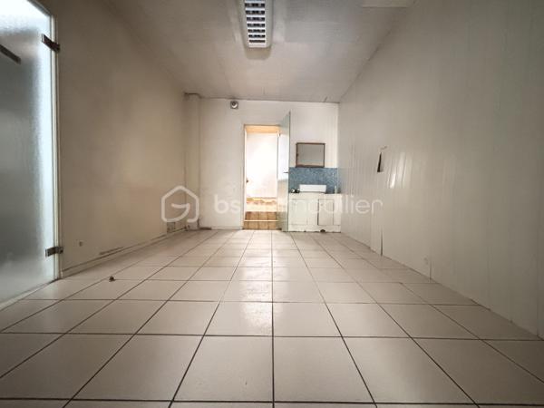 Située en plein centre historique de Rabastens, à deux pas des commodités, cette maison de ville d'envi 120 m² hab. n'attend que votre projet pour révéler tout son potentiel.

Répartie sur 3 niveaux d'environ 38 m² chacun, elle offre une multitude de possibilités d'aménagement. Que vous recherchiez une résidence principale avec espace professionnel, ou un investissement locatif, ce bien saura répondre à vos ambitions.

Dès l'entrée, le rez-de-chaussée accueille un ancien local destiné à une activité libérale ainsi qu'un espace d'accueil et un WC. Un véritable atout pour les professions indépendantes souhaitant travailler depuis leur domicile tout en conservant une séparation entre vie privée et vie professionnelle.
Au premier étage, vous découvrirez un espace de vie comprenant séjour, cuisine, salle de bains et WC. Depuis la cuisine, une  terrasse d'environ 5 m² permet de profiter d'un extérieur, particulièrement apprécié en centre-ville.
Le dernier niveau, aménagé sous les combles, accueille actuellement deux chambres (10m² ET 13m²) ainsi qu'un bureau de 7m², offrant un espace nuit confortable.

Des travaux sont à prévoir, mais c'est justement ce qui fait toute la richesse de ce bien. Sa configuration sur 3 plateaux distincts  ouvre la voie à de nombreux projets : création de plusieurs appartements, investissement locatif, résidence principale avec revenu complémentaire ou encore projet mixte habitation et activité professionnelle.

Dans un secteur où les biens à réinventer deviennent rares, cette maison représente une véritable opportunité pour les acquéreurs capables de se projeter. Son emplacement privilégié, son extérieur, son potentiel d'aménagement et ses multiples possibilités d'exploitation en font un bien particulièrement attractif.