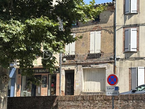 Située en plein centre historique de Rabastens, à deux pas des commodités, cette maison de ville d'envi 120 m² hab. n'attend que votre projet pour révéler tout son potentiel.

Répartie sur 3 niveaux d'environ 38 m² chacun, elle offre une multitude de possibilités d'aménagement. Que vous recherchiez une résidence principale avec espace professionnel, ou un investissement locatif, ce bien saura répondre à vos ambitions.

Dès l'entrée, le rez-de-chaussée accueille un ancien local destiné à une activité libérale ainsi qu'un espace d'accueil et un WC. Un véritable atout pour les professions indépendantes souhaitant travailler depuis leur domicile tout en conservant une séparation entre vie privée et vie professionnelle.
Au premier étage, vous découvrirez un espace de vie comprenant séjour, cuisine, salle de bains et WC. Depuis la cuisine, une  terrasse d'environ 5 m² permet de profiter d'un extérieur, particulièrement apprécié en centre-ville.
Le dernier niveau, aménagé sous les combles, accueille actuellement deux chambres (10m² ET 13m²) ainsi qu'un bureau de 7m², offrant un espace nuit confortable.

Des travaux sont à prévoir, mais c'est justement ce qui fait toute la richesse de ce bien. Sa configuration sur 3 plateaux distincts  ouvre la voie à de nombreux projets : création de plusieurs appartements, investissement locatif, résidence principale avec revenu complémentaire ou encore projet mixte habitation et activité professionnelle.

Dans un secteur où les biens à réinventer deviennent rares, cette maison représente une véritable opportunité pour les acquéreurs capables de se projeter. Son emplacement privilégié, son extérieur, son potentiel d'aménagement et ses multiples possibilités d'exploitation en font un bien particulièrement attractif.