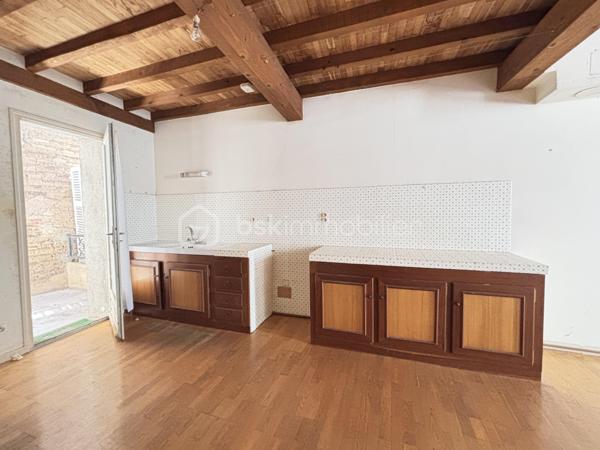 Située en plein centre historique de Rabastens, à deux pas des commodités, cette maison de ville d'envi 120 m² hab. n'attend que votre projet pour révéler tout son potentiel.

Répartie sur 3 niveaux d'environ 38 m² chacun, elle offre une multitude de possibilités d'aménagement. Que vous recherchiez une résidence principale avec espace professionnel, ou un investissement locatif, ce bien saura répondre à vos ambitions.

Dès l'entrée, le rez-de-chaussée accueille un ancien local destiné à une activité libérale ainsi qu'un espace d'accueil et un WC. Un véritable atout pour les professions indépendantes souhaitant travailler depuis leur domicile tout en conservant une séparation entre vie privée et vie professionnelle.
Au premier étage, vous découvrirez un espace de vie comprenant séjour, cuisine, salle de bains et WC. Depuis la cuisine, une  terrasse d'environ 5 m² permet de profiter d'un extérieur, particulièrement apprécié en centre-ville.
Le dernier niveau, aménagé sous les combles, accueille actuellement deux chambres (10m² ET 13m²) ainsi qu'un bureau de 7m², offrant un espace nuit confortable.

Des travaux sont à prévoir, mais c'est justement ce qui fait toute la richesse de ce bien. Sa configuration sur 3 plateaux distincts  ouvre la voie à de nombreux projets : création de plusieurs appartements, investissement locatif, résidence principale avec revenu complémentaire ou encore projet mixte habitation et activité professionnelle.

Dans un secteur où les biens à réinventer deviennent rares, cette maison représente une véritable opportunité pour les acquéreurs capables de se projeter. Son emplacement privilégié, son extérieur, son potentiel d'aménagement et ses multiples possibilités d'exploitation en font un bien particulièrement attractif.