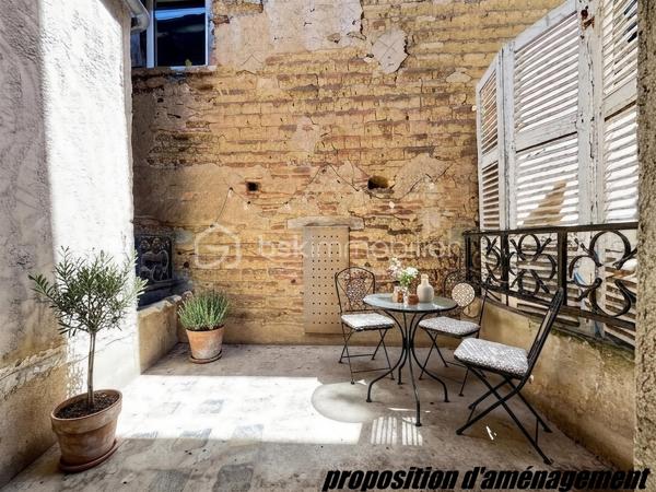 Située en plein centre historique de Rabastens, à deux pas des commodités, cette maison de ville d'envi 120 m² hab. n'attend que votre projet pour révéler tout son potentiel.

Répartie sur 3 niveaux d'environ 38 m² chacun, elle offre une multitude de possibilités d'aménagement. Que vous recherchiez une résidence principale avec espace professionnel, ou un investissement locatif, ce bien saura répondre à vos ambitions.

Dès l'entrée, le rez-de-chaussée accueille un ancien local destiné à une activité libérale ainsi qu'un espace d'accueil et un WC. Un véritable atout pour les professions indépendantes souhaitant travailler depuis leur domicile tout en conservant une séparation entre vie privée et vie professionnelle.
Au premier étage, vous découvrirez un espace de vie comprenant séjour, cuisine, salle de bains et WC. Depuis la cuisine, une  terrasse d'environ 5 m² permet de profiter d'un extérieur, particulièrement apprécié en centre-ville.
Le dernier niveau, aménagé sous les combles, accueille actuellement deux chambres (10m² ET 13m²) ainsi qu'un bureau de 7m², offrant un espace nuit confortable.

Des travaux sont à prévoir, mais c'est justement ce qui fait toute la richesse de ce bien. Sa configuration sur 3 plateaux distincts  ouvre la voie à de nombreux projets : création de plusieurs appartements, investissement locatif, résidence principale avec revenu complémentaire ou encore projet mixte habitation et activité professionnelle.

Dans un secteur où les biens à réinventer deviennent rares, cette maison représente une véritable opportunité pour les acquéreurs capables de se projeter. Son emplacement privilégié, son extérieur, son potentiel d'aménagement et ses multiples possibilités d'exploitation en font un bien particulièrement attractif.