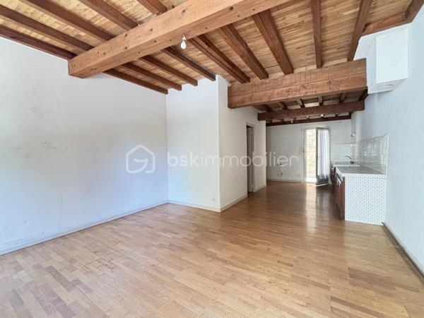 Située en plein centre historique de Rabastens, à deux pas des commodités, cette maison de ville d'envi 120 m² hab. n'attend que votre projet pour révéler tout son potentiel.

Répartie sur 3 niveaux d'environ 38 m² chacun, elle offre une multitude de possibilités d'aménagement. Que vous recherchiez une résidence principale avec espace professionnel, ou un investissement locatif, ce bien saura répondre à vos ambitions.

Dès l'entrée, le rez-de-chaussée accueille un ancien local destiné à une activité libérale ainsi qu'un espace d'accueil et un WC. Un véritable atout pour les professions indépendantes souhaitant travailler depuis leur domicile tout en conservant une séparation entre vie privée et vie professionnelle.
Au premier étage, vous découvrirez un espace de vie comprenant séjour, cuisine, salle de bains et WC. Depuis la cuisine, une  terrasse d'environ 5 m² permet de profiter d'un extérieur, particulièrement apprécié en centre-ville.
Le dernier niveau, aménagé sous les combles, accueille actuellement deux chambres (10m² ET 13m²) ainsi qu'un bureau de 7m², offrant un espace nuit confortable.

Des travaux sont à prévoir, mais c'est justement ce qui fait toute la richesse de ce bien. Sa configuration sur 3 plateaux distincts  ouvre la voie à de nombreux projets : création de plusieurs appartements, investissement locatif, résidence principale avec revenu complémentaire ou encore projet mixte habitation et activité professionnelle.

Dans un secteur où les biens à réinventer deviennent rares, cette maison représente une véritable opportunité pour les acquéreurs capables de se projeter. Son emplacement privilégié, son extérieur, son potentiel d'aménagement et ses multiples possibilités d'exploitation en font un bien particulièrement attractif.
