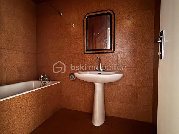 Située en plein centre historique de Rabastens, à deux pas des commodités, cette maison de ville d'envi 120 m² hab. n'attend que votre projet pour révéler tout son potentiel.

Répartie sur 3 niveaux d'environ 38 m² chacun, elle offre une multitude de possibilités d'aménagement. Que vous recherchiez une résidence principale avec espace professionnel, ou un investissement locatif, ce bien saura répondre à vos ambitions.

Dès l'entrée, le rez-de-chaussée accueille un ancien local destiné à une activité libérale ainsi qu'un espace d'accueil et un WC. Un véritable atout pour les professions indépendantes souhaitant travailler depuis leur domicile tout en conservant une séparation entre vie privée et vie professionnelle.
Au premier étage, vous découvrirez un espace de vie comprenant séjour, cuisine, salle de bains et WC. Depuis la cuisine, une  terrasse d'environ 5 m² permet de profiter d'un extérieur, particulièrement apprécié en centre-ville.
Le dernier niveau, aménagé sous les combles, accueille actuellement deux chambres (10m² ET 13m²) ainsi qu'un bureau de 7m², offrant un espace nuit confortable.

Des travaux sont à prévoir, mais c'est justement ce qui fait toute la richesse de ce bien. Sa configuration sur 3 plateaux distincts  ouvre la voie à de nombreux projets : création de plusieurs appartements, investissement locatif, résidence principale avec revenu complémentaire ou encore projet mixte habitation et activité professionnelle.

Dans un secteur où les biens à réinventer deviennent rares, cette maison représente une véritable opportunité pour les acquéreurs capables de se projeter. Son emplacement privilégié, son extérieur, son potentiel d'aménagement et ses multiples possibilités d'exploitation en font un bien particulièrement attractif.