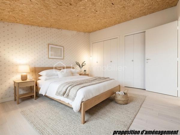 Située en plein centre historique de Rabastens, à deux pas des commodités, cette maison de ville d'envi 120 m² hab. n'attend que votre projet pour révéler tout son potentiel.

Répartie sur 3 niveaux d'environ 38 m² chacun, elle offre une multitude de possibilités d'aménagement. Que vous recherchiez une résidence principale avec espace professionnel, ou un investissement locatif, ce bien saura répondre à vos ambitions.

Dès l'entrée, le rez-de-chaussée accueille un ancien local destiné à une activité libérale ainsi qu'un espace d'accueil et un WC. Un véritable atout pour les professions indépendantes souhaitant travailler depuis leur domicile tout en conservant une séparation entre vie privée et vie professionnelle.
Au premier étage, vous découvrirez un espace de vie comprenant séjour, cuisine, salle de bains et WC. Depuis la cuisine, une  terrasse d'environ 5 m² permet de profiter d'un extérieur, particulièrement apprécié en centre-ville.
Le dernier niveau, aménagé sous les combles, accueille actuellement deux chambres (10m² ET 13m²) ainsi qu'un bureau de 7m², offrant un espace nuit confortable.

Des travaux sont à prévoir, mais c'est justement ce qui fait toute la richesse de ce bien. Sa configuration sur 3 plateaux distincts  ouvre la voie à de nombreux projets : création de plusieurs appartements, investissement locatif, résidence principale avec revenu complémentaire ou encore projet mixte habitation et activité professionnelle.

Dans un secteur où les biens à réinventer deviennent rares, cette maison représente une véritable opportunité pour les acquéreurs capables de se projeter. Son emplacement privilégié, son extérieur, son potentiel d'aménagement et ses multiples possibilités d'exploitation en font un bien particulièrement attractif.