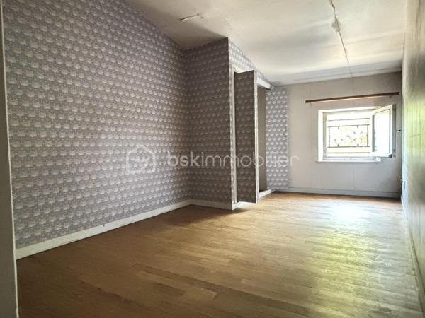 Située en plein centre historique de Rabastens, à deux pas des commodités, cette maison de ville d'envi 120 m² hab. n'attend que votre projet pour révéler tout son potentiel.

Répartie sur 3 niveaux d'environ 38 m² chacun, elle offre une multitude de possibilités d'aménagement. Que vous recherchiez une résidence principale avec espace professionnel, ou un investissement locatif, ce bien saura répondre à vos ambitions.

Dès l'entrée, le rez-de-chaussée accueille un ancien local destiné à une activité libérale ainsi qu'un espace d'accueil et un WC. Un véritable atout pour les professions indépendantes souhaitant travailler depuis leur domicile tout en conservant une séparation entre vie privée et vie professionnelle.
Au premier étage, vous découvrirez un espace de vie comprenant séjour, cuisine, salle de bains et WC. Depuis la cuisine, une  terrasse d'environ 5 m² permet de profiter d'un extérieur, particulièrement apprécié en centre-ville.
Le dernier niveau, aménagé sous les combles, accueille actuellement deux chambres (10m² ET 13m²) ainsi qu'un bureau de 7m², offrant un espace nuit confortable.

Des travaux sont à prévoir, mais c'est justement ce qui fait toute la richesse de ce bien. Sa configuration sur 3 plateaux distincts  ouvre la voie à de nombreux projets : création de plusieurs appartements, investissement locatif, résidence principale avec revenu complémentaire ou encore projet mixte habitation et activité professionnelle.

Dans un secteur où les biens à réinventer deviennent rares, cette maison représente une véritable opportunité pour les acquéreurs capables de se projeter. Son emplacement privilégié, son extérieur, son potentiel d'aménagement et ses multiples possibilités d'exploitation en font un bien particulièrement attractif.