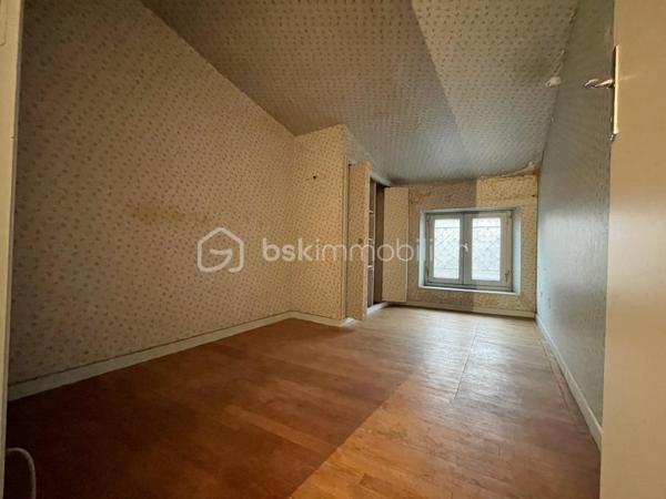 Située en plein centre historique de Rabastens, à deux pas des commodités, cette maison de ville d'envi 120 m² hab. n'attend que votre projet pour révéler tout son potentiel.

Répartie sur 3 niveaux d'environ 38 m² chacun, elle offre une multitude de possibilités d'aménagement. Que vous recherchiez une résidence principale avec espace professionnel, ou un investissement locatif, ce bien saura répondre à vos ambitions.

Dès l'entrée, le rez-de-chaussée accueille un ancien local destiné à une activité libérale ainsi qu'un espace d'accueil et un WC. Un véritable atout pour les professions indépendantes souhaitant travailler depuis leur domicile tout en conservant une séparation entre vie privée et vie professionnelle.
Au premier étage, vous découvrirez un espace de vie comprenant séjour, cuisine, salle de bains et WC. Depuis la cuisine, une  terrasse d'environ 5 m² permet de profiter d'un extérieur, particulièrement apprécié en centre-ville.
Le dernier niveau, aménagé sous les combles, accueille actuellement deux chambres (10m² ET 13m²) ainsi qu'un bureau de 7m², offrant un espace nuit confortable.

Des travaux sont à prévoir, mais c'est justement ce qui fait toute la richesse de ce bien. Sa configuration sur 3 plateaux distincts  ouvre la voie à de nombreux projets : création de plusieurs appartements, investissement locatif, résidence principale avec revenu complémentaire ou encore projet mixte habitation et activité professionnelle.

Dans un secteur où les biens à réinventer deviennent rares, cette maison représente une véritable opportunité pour les acquéreurs capables de se projeter. Son emplacement privilégié, son extérieur, son potentiel d'aménagement et ses multiples possibilités d'exploitation en font un bien particulièrement attractif.