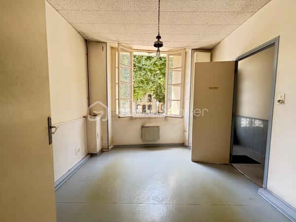 Située en plein centre historique de Rabastens, à deux pas des commodités, cette maison de ville d'envi 120 m² hab. n'attend que votre projet pour révéler tout son potentiel.

Répartie sur 3 niveaux d'environ 38 m² chacun, elle offre une multitude de possibilités d'aménagement. Que vous recherchiez une résidence principale avec espace professionnel, ou un investissement locatif, ce bien saura répondre à vos ambitions.

Dès l'entrée, le rez-de-chaussée accueille un ancien local destiné à une activité libérale ainsi qu'un espace d'accueil et un WC. Un véritable atout pour les professions indépendantes souhaitant travailler depuis leur domicile tout en conservant une séparation entre vie privée et vie professionnelle.
Au premier étage, vous découvrirez un espace de vie comprenant séjour, cuisine, salle de bains et WC. Depuis la cuisine, une  terrasse d'environ 5 m² permet de profiter d'un extérieur, particulièrement apprécié en centre-ville.
Le dernier niveau, aménagé sous les combles, accueille actuellement deux chambres (10m² ET 13m²) ainsi qu'un bureau de 7m², offrant un espace nuit confortable.

Des travaux sont à prévoir, mais c'est justement ce qui fait toute la richesse de ce bien. Sa configuration sur 3 plateaux distincts  ouvre la voie à de nombreux projets : création de plusieurs appartements, investissement locatif, résidence principale avec revenu complémentaire ou encore projet mixte habitation et activité professionnelle.

Dans un secteur où les biens à réinventer deviennent rares, cette maison représente une véritable opportunité pour les acquéreurs capables de se projeter. Son emplacement privilégié, son extérieur, son potentiel d'aménagement et ses multiples possibilités d'exploitation en font un bien particulièrement attractif.
