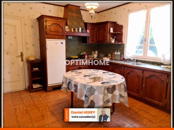 Maison de plain-pied avec garage et hangar