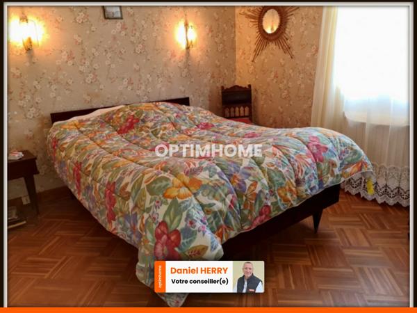 Maison de plain-pied avec garage et hangar