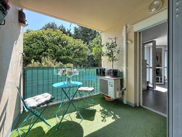 LUNEL – À DEUX PAS DU CENTRE-VILLE – T3 de 71 M² AVEC TERRASSE, PARKING ET CAVE

EN EXCLUSIVITÉ

Venez découvrir cet appartement 3 pièces de 71 m² situé en rez-de-chaussée d’une résidence des années 70, à proximité immédiate du centre-ville de Lunel.

Un bien aux beaux volumes, parfaitement entretenu et ne nécessitant aucun travaux.

Vous serez séduit par son salon-séjour de 28 m², lumineux et convivial, ainsi que par ses deux belles chambres de 12 m² et 10 m².

L’appartement dispose d’une climatisation réversible, d’une cuisine séparée avec loggia et surtout d’une belle terrasse ensoleillée, à l’abri des regards, offrant un espace extérieur agréable au quotidien.

Un parking privatif et une cave viennent compléter ce bien.

Grâce à sa situation et à sa configuration, cet appartement conviendra aussi bien à une résidence principale qu’à un investissement locatif.

Vidéo du bien disponible sur demande.
Contactez-moi dès à présent pour plus d’informations ou organiser une visite, Jonathan Deniau au O6 81 16 71 20