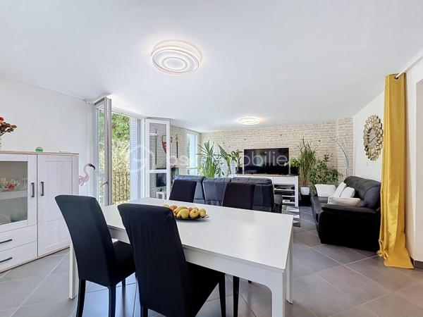 LUNEL – À DEUX PAS DU CENTRE-VILLE – T3 de 71 M² AVEC TERRASSE, PARKING ET CAVE

EN EXCLUSIVITÉ

Venez découvrir cet appartement 3 pièces de 71 m² situé en rez-de-chaussée d’une résidence des années 70, à proximité immédiate du centre-ville de Lunel.

Un bien aux beaux volumes, parfaitement entretenu et ne nécessitant aucun travaux.

Vous serez séduit par son salon-séjour de 28 m², lumineux et convivial, ainsi que par ses deux belles chambres de 12 m² et 10 m².

L’appartement dispose d’une climatisation réversible, d’une cuisine séparée avec loggia et surtout d’une belle terrasse ensoleillée, à l’abri des regards, offrant un espace extérieur agréable au quotidien.

Un parking privatif et une cave viennent compléter ce bien.

Grâce à sa situation et à sa configuration, cet appartement conviendra aussi bien à une résidence principale qu’à un investissement locatif.

Vidéo du bien disponible sur demande.
Contactez-moi dès à présent pour plus d’informations ou organiser une visite, Jonathan Deniau au O6 81 16 71 20