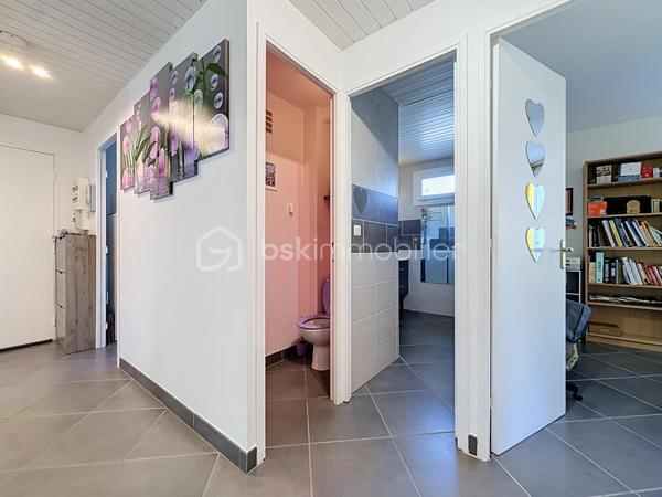 LUNEL – À DEUX PAS DU CENTRE-VILLE – T3 de 71 M² AVEC TERRASSE, PARKING ET CAVE

EN EXCLUSIVITÉ

Venez découvrir cet appartement 3 pièces de 71 m² situé en rez-de-chaussée d’une résidence des années 70, à proximité immédiate du centre-ville de Lunel.

Un bien aux beaux volumes, parfaitement entretenu et ne nécessitant aucun travaux.

Vous serez séduit par son salon-séjour de 28 m², lumineux et convivial, ainsi que par ses deux belles chambres de 12 m² et 10 m².

L’appartement dispose d’une climatisation réversible, d’une cuisine séparée avec loggia et surtout d’une belle terrasse ensoleillée, à l’abri des regards, offrant un espace extérieur agréable au quotidien.

Un parking privatif et une cave viennent compléter ce bien.

Grâce à sa situation et à sa configuration, cet appartement conviendra aussi bien à une résidence principale qu’à un investissement locatif.

Vidéo du bien disponible sur demande.
Contactez-moi dès à présent pour plus d’informations ou organiser une visite, Jonathan Deniau au O6 81 16 71 20