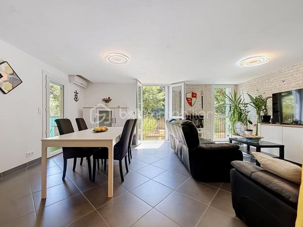 LUNEL – À DEUX PAS DU CENTRE-VILLE – T3 de 71 M² AVEC TERRASSE, PARKING ET CAVE

EN EXCLUSIVITÉ

Venez découvrir cet appartement 3 pièces de 71 m² situé en rez-de-chaussée d’une résidence des années 70, à proximité immédiate du centre-ville de Lunel.

Un bien aux beaux volumes, parfaitement entretenu et ne nécessitant aucun travaux.

Vous serez séduit par son salon-séjour de 28 m², lumineux et convivial, ainsi que par ses deux belles chambres de 12 m² et 10 m².

L’appartement dispose d’une climatisation réversible, d’une cuisine séparée avec loggia et surtout d’une belle terrasse ensoleillée, à l’abri des regards, offrant un espace extérieur agréable au quotidien.

Un parking privatif et une cave viennent compléter ce bien.

Grâce à sa situation et à sa configuration, cet appartement conviendra aussi bien à une résidence principale qu’à un investissement locatif.

Vidéo du bien disponible sur demande.
Contactez-moi dès à présent pour plus d’informations ou organiser une visite, Jonathan Deniau au O6 81 16 71 20