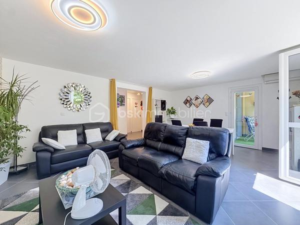 LUNEL – À DEUX PAS DU CENTRE-VILLE – T3 de 71 M² AVEC TERRASSE, PARKING ET CAVE

EN EXCLUSIVITÉ

Venez découvrir cet appartement 3 pièces de 71 m² situé en rez-de-chaussée d’une résidence des années 70, à proximité immédiate du centre-ville de Lunel.

Un bien aux beaux volumes, parfaitement entretenu et ne nécessitant aucun travaux.

Vous serez séduit par son salon-séjour de 28 m², lumineux et convivial, ainsi que par ses deux belles chambres de 12 m² et 10 m².

L’appartement dispose d’une climatisation réversible, d’une cuisine séparée avec loggia et surtout d’une belle terrasse ensoleillée, à l’abri des regards, offrant un espace extérieur agréable au quotidien.

Un parking privatif et une cave viennent compléter ce bien.

Grâce à sa situation et à sa configuration, cet appartement conviendra aussi bien à une résidence principale qu’à un investissement locatif.

Vidéo du bien disponible sur demande.
Contactez-moi dès à présent pour plus d’informations ou organiser une visite, Jonathan Deniau au O6 81 16 71 20