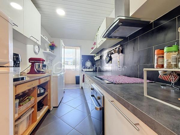 LUNEL – À DEUX PAS DU CENTRE-VILLE – T3 de 71 M² AVEC TERRASSE, PARKING ET CAVE

EN EXCLUSIVITÉ

Venez découvrir cet appartement 3 pièces de 71 m² situé en rez-de-chaussée d’une résidence des années 70, à proximité immédiate du centre-ville de Lunel.

Un bien aux beaux volumes, parfaitement entretenu et ne nécessitant aucun travaux.

Vous serez séduit par son salon-séjour de 28 m², lumineux et convivial, ainsi que par ses deux belles chambres de 12 m² et 10 m².

L’appartement dispose d’une climatisation réversible, d’une cuisine séparée avec loggia et surtout d’une belle terrasse ensoleillée, à l’abri des regards, offrant un espace extérieur agréable au quotidien.

Un parking privatif et une cave viennent compléter ce bien.

Grâce à sa situation et à sa configuration, cet appartement conviendra aussi bien à une résidence principale qu’à un investissement locatif.

Vidéo du bien disponible sur demande.
Contactez-moi dès à présent pour plus d’informations ou organiser une visite, Jonathan Deniau au O6 81 16 71 20