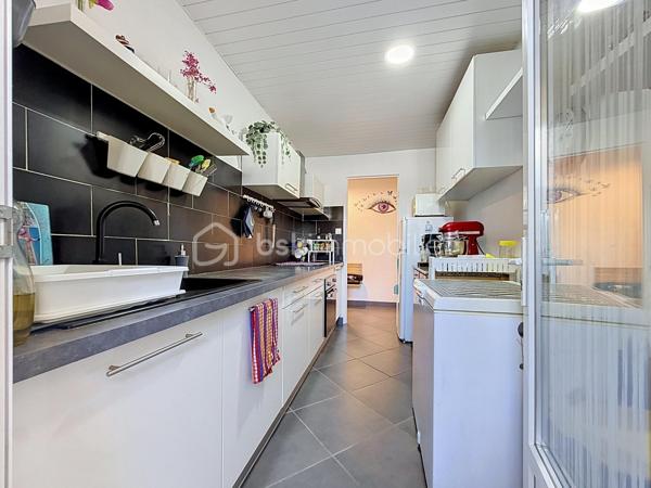 LUNEL – À DEUX PAS DU CENTRE-VILLE – T3 de 71 M² AVEC TERRASSE, PARKING ET CAVE

EN EXCLUSIVITÉ

Venez découvrir cet appartement 3 pièces de 71 m² situé en rez-de-chaussée d’une résidence des années 70, à proximité immédiate du centre-ville de Lunel.

Un bien aux beaux volumes, parfaitement entretenu et ne nécessitant aucun travaux.

Vous serez séduit par son salon-séjour de 28 m², lumineux et convivial, ainsi que par ses deux belles chambres de 12 m² et 10 m².

L’appartement dispose d’une climatisation réversible, d’une cuisine séparée avec loggia et surtout d’une belle terrasse ensoleillée, à l’abri des regards, offrant un espace extérieur agréable au quotidien.

Un parking privatif et une cave viennent compléter ce bien.

Grâce à sa situation et à sa configuration, cet appartement conviendra aussi bien à une résidence principale qu’à un investissement locatif.

Vidéo du bien disponible sur demande.
Contactez-moi dès à présent pour plus d’informations ou organiser une visite, Jonathan Deniau au O6 81 16 71 20