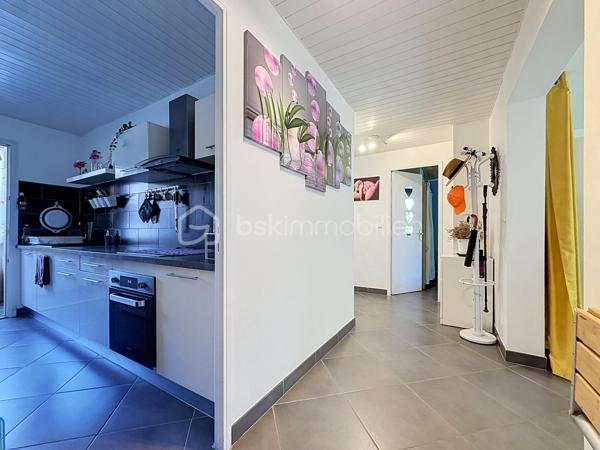 LUNEL – À DEUX PAS DU CENTRE-VILLE – T3 de 71 M² AVEC TERRASSE, PARKING ET CAVE

EN EXCLUSIVITÉ

Venez découvrir cet appartement 3 pièces de 71 m² situé en rez-de-chaussée d’une résidence des années 70, à proximité immédiate du centre-ville de Lunel.

Un bien aux beaux volumes, parfaitement entretenu et ne nécessitant aucun travaux.

Vous serez séduit par son salon-séjour de 28 m², lumineux et convivial, ainsi que par ses deux belles chambres de 12 m² et 10 m².

L’appartement dispose d’une climatisation réversible, d’une cuisine séparée avec loggia et surtout d’une belle terrasse ensoleillée, à l’abri des regards, offrant un espace extérieur agréable au quotidien.

Un parking privatif et une cave viennent compléter ce bien.

Grâce à sa situation et à sa configuration, cet appartement conviendra aussi bien à une résidence principale qu’à un investissement locatif.

Vidéo du bien disponible sur demande.
Contactez-moi dès à présent pour plus d’informations ou organiser une visite, Jonathan Deniau au O6 81 16 71 20