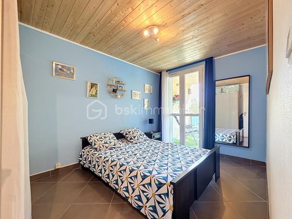 LUNEL – À DEUX PAS DU CENTRE-VILLE – T3 de 71 M² AVEC TERRASSE, PARKING ET CAVE

EN EXCLUSIVITÉ

Venez découvrir cet appartement 3 pièces de 71 m² situé en rez-de-chaussée d’une résidence des années 70, à proximité immédiate du centre-ville de Lunel.

Un bien aux beaux volumes, parfaitement entretenu et ne nécessitant aucun travaux.

Vous serez séduit par son salon-séjour de 28 m², lumineux et convivial, ainsi que par ses deux belles chambres de 12 m² et 10 m².

L’appartement dispose d’une climatisation réversible, d’une cuisine séparée avec loggia et surtout d’une belle terrasse ensoleillée, à l’abri des regards, offrant un espace extérieur agréable au quotidien.

Un parking privatif et une cave viennent compléter ce bien.

Grâce à sa situation et à sa configuration, cet appartement conviendra aussi bien à une résidence principale qu’à un investissement locatif.

Vidéo du bien disponible sur demande.
Contactez-moi dès à présent pour plus d’informations ou organiser une visite, Jonathan Deniau au O6 81 16 71 20