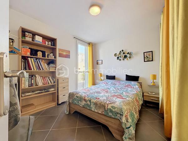 LUNEL – À DEUX PAS DU CENTRE-VILLE – T3 de 71 M² AVEC TERRASSE, PARKING ET CAVE

EN EXCLUSIVITÉ

Venez découvrir cet appartement 3 pièces de 71 m² situé en rez-de-chaussée d’une résidence des années 70, à proximité immédiate du centre-ville de Lunel.

Un bien aux beaux volumes, parfaitement entretenu et ne nécessitant aucun travaux.

Vous serez séduit par son salon-séjour de 28 m², lumineux et convivial, ainsi que par ses deux belles chambres de 12 m² et 10 m².

L’appartement dispose d’une climatisation réversible, d’une cuisine séparée avec loggia et surtout d’une belle terrasse ensoleillée, à l’abri des regards, offrant un espace extérieur agréable au quotidien.

Un parking privatif et une cave viennent compléter ce bien.

Grâce à sa situation et à sa configuration, cet appartement conviendra aussi bien à une résidence principale qu’à un investissement locatif.

Vidéo du bien disponible sur demande.
Contactez-moi dès à présent pour plus d’informations ou organiser une visite, Jonathan Deniau au O6 81 16 71 20