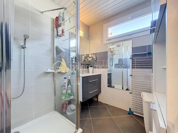 LUNEL – À DEUX PAS DU CENTRE-VILLE – T3 de 71 M² AVEC TERRASSE, PARKING ET CAVE

EN EXCLUSIVITÉ

Venez découvrir cet appartement 3 pièces de 71 m² situé en rez-de-chaussée d’une résidence des années 70, à proximité immédiate du centre-ville de Lunel.

Un bien aux beaux volumes, parfaitement entretenu et ne nécessitant aucun travaux.

Vous serez séduit par son salon-séjour de 28 m², lumineux et convivial, ainsi que par ses deux belles chambres de 12 m² et 10 m².

L’appartement dispose d’une climatisation réversible, d’une cuisine séparée avec loggia et surtout d’une belle terrasse ensoleillée, à l’abri des regards, offrant un espace extérieur agréable au quotidien.

Un parking privatif et une cave viennent compléter ce bien.

Grâce à sa situation et à sa configuration, cet appartement conviendra aussi bien à une résidence principale qu’à un investissement locatif.

Vidéo du bien disponible sur demande.
Contactez-moi dès à présent pour plus d’informations ou organiser une visite, Jonathan Deniau au O6 81 16 71 20
