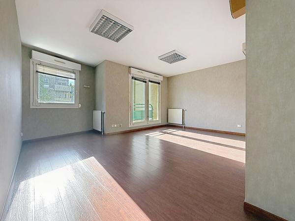 Saint Etienne Secteur Nord, appartement 3 pièces de 72,62 m2 habitables avec petits balcons, garage sécurisé et cave.