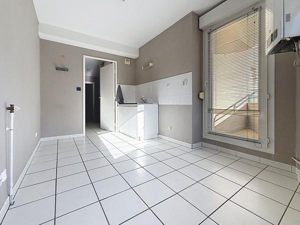 Saint Etienne Secteur Nord, appartement 3 pièces de 72,62 m2 habitables avec petits balcons, garage sécurisé et cave.