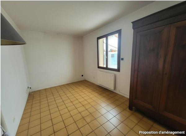 Maison de plain-pied au calme avec grand jardin et beau potentiel