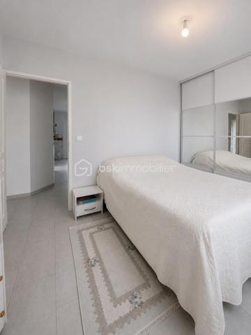 À découvrir sur la commune de Malintrat, cette agréable maison de plain-pied construite en 2018, implantée sur un terrain clos de 681 m².

Elle se compose d’une belle pièce de vie lumineuse de 30 m², ainsi que d’une cuisine indépendante, aménagée et entièrement équipée de 20 m². Un cellier de 8 m² complète cet espace et offre un rangement supplémentaire très appréciable.

L’espace nuit, desservi par un vaste couloir, comprend quatre belles chambres de 12 à 15 m², idéales pour accueillir toute la famille. 
Vous profiterez également d’une salle d’eau équipée d’une douche et d’une double vasque, d’une salle de bains indépendante avec espace buanderie, ainsi que de deux WC séparés.

Côté annexes, la maison dispose d’un double garage de 40 m² avec porte motorisée. 
Le portail et le portillon sont également motorisés, apportant un confort d’utilisation au quotidien.

À l’extérieur, une pergola vous permettra de profiter pleinement des beaux jours, tandis qu’un abri de jardin offre un espace de stockage complémentaire.

Pour votre confort, le bien est équipé d’une pompe à chaleur ainsi que d’une climatisation, garantissant une température agréable en toute saison. Grâce à ses équipements performants et à sa construction récente, cette maison bénéficie également d’une consommation électrique particulièrement économe.
Des prestations de qualité viennent compléter cette maison rare sur le secteur, idéale pour une famille en quête de confort, de fonctionnalité et d’élégance.

Une visite s’impose !
